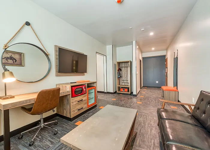 Hotel Lexen Newhall & Santa Clarita - Near Six Flags Magic Mountain