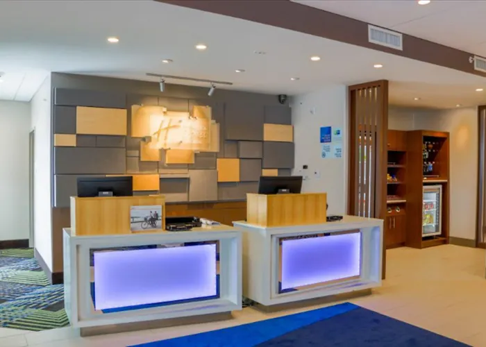 Holiday Inn Express & Suites - Detroit North - Roseville By Ihg