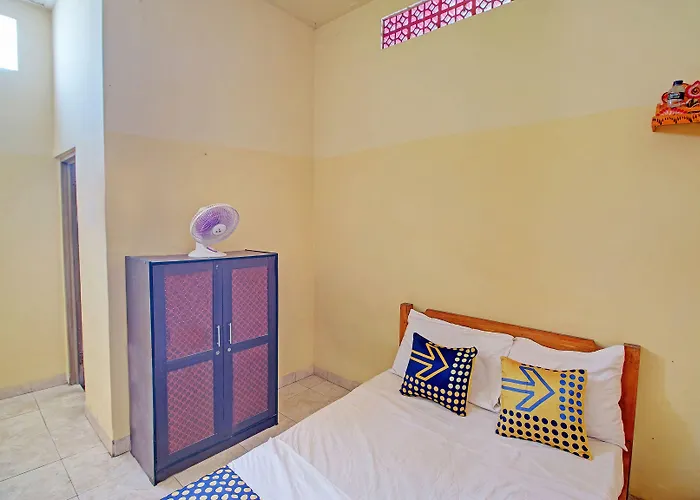 Oyo Life 92954 Shanti Kost