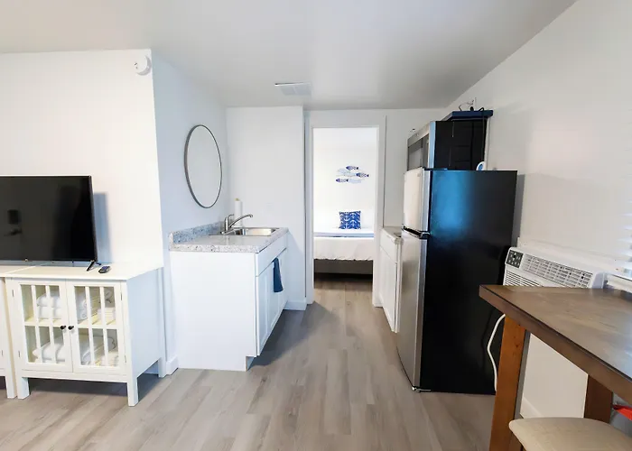 Anchor Bay Inn And Suites