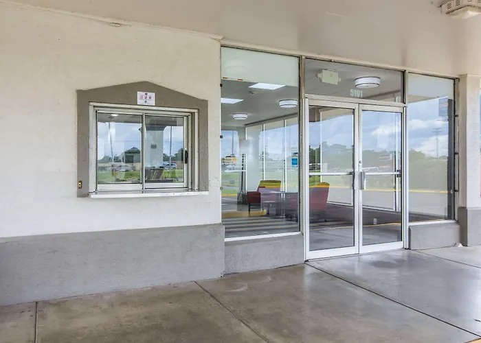 Motel 6 Groves, Tx