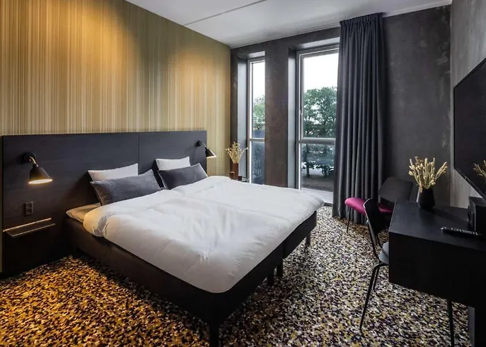 Peak 12 Hotel