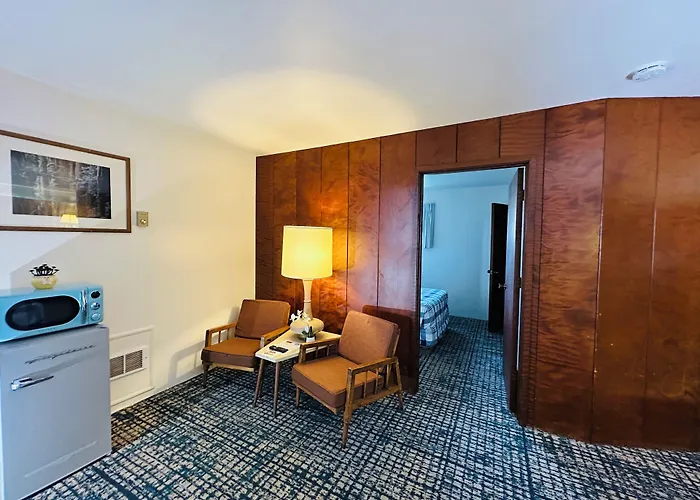 Curly Redwood Lodge