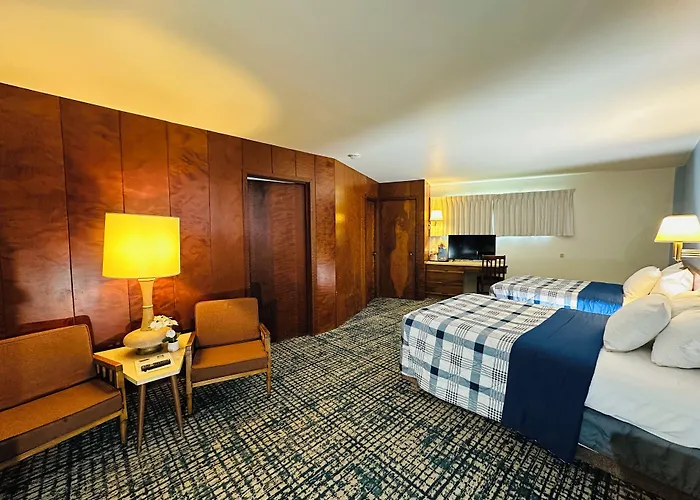 Curly Redwood Lodge
