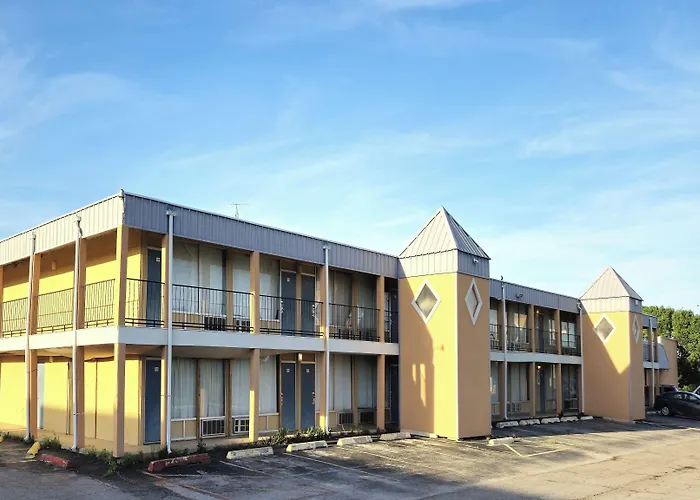 Castle Inn & Suites By Oyo Lawton