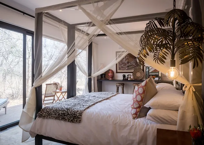 Safari Moon Luxury Bush Lodge