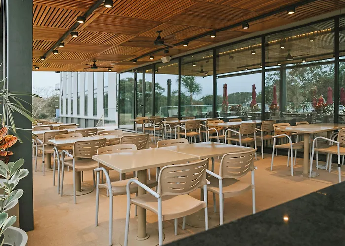 Howard Johnson Plaza La Ribera