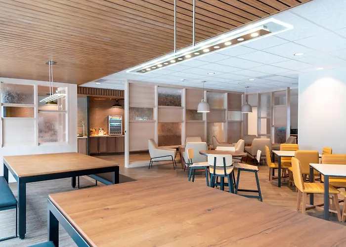 Fairfield Inn & Suites By Marriott Fair Oaks Farms