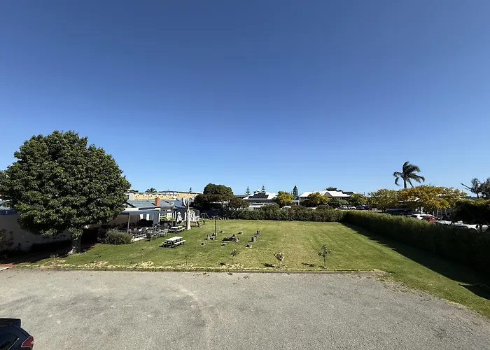Lakeside Motel Waterfront