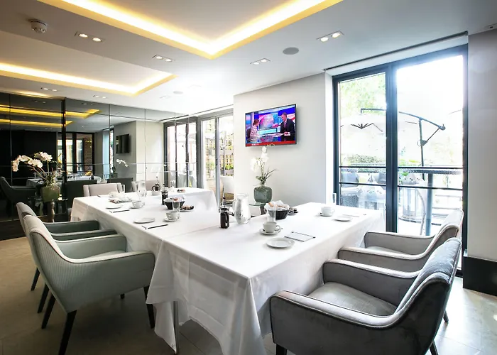 One Warwick Park Hotel