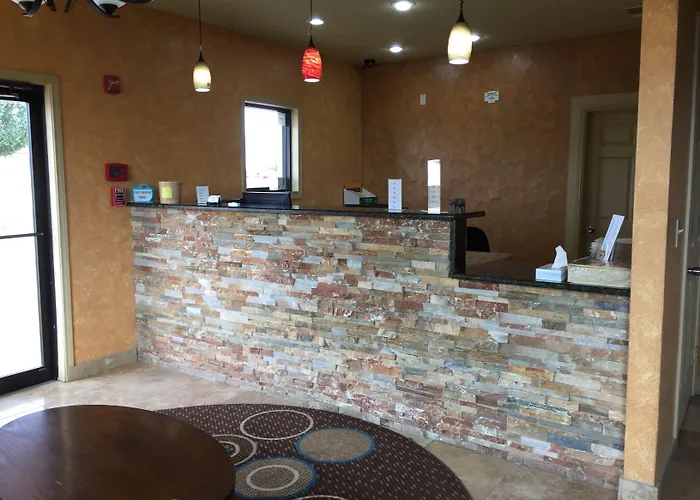 Pearsall Inn And Suites
