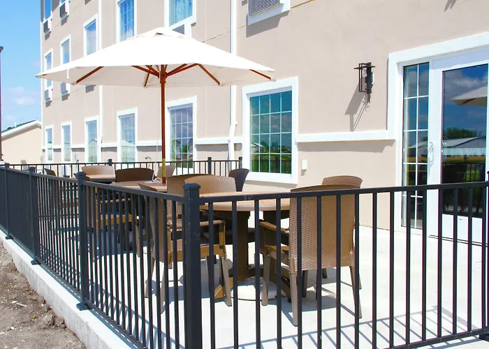 Cobblestone Hotel & Suites - Devils Lake