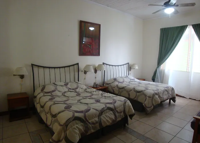 Hotel La Guaria Inn & Suites