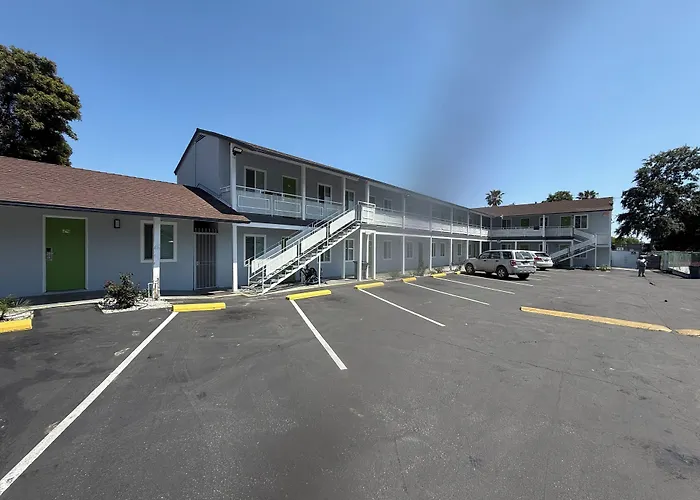 Hi-Way Host Motel