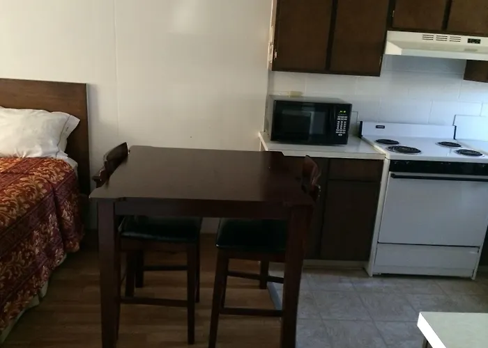 Townhouse Inn & Suites
