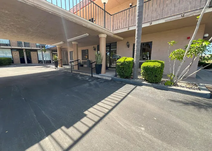 Tarpon Shores Inn