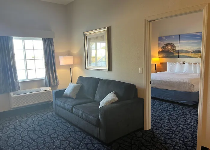 Days Inn & Suites By Wyndham Columbus Ne