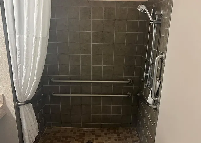Days Inn & Suites By Wyndham Columbus Ne