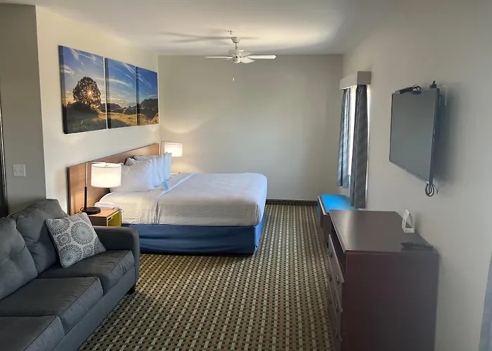 Days Inn & Suites By Wyndham Columbus Ne