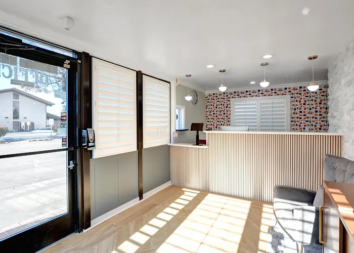 Signature Inn Medford Downtown - Newly Renovated