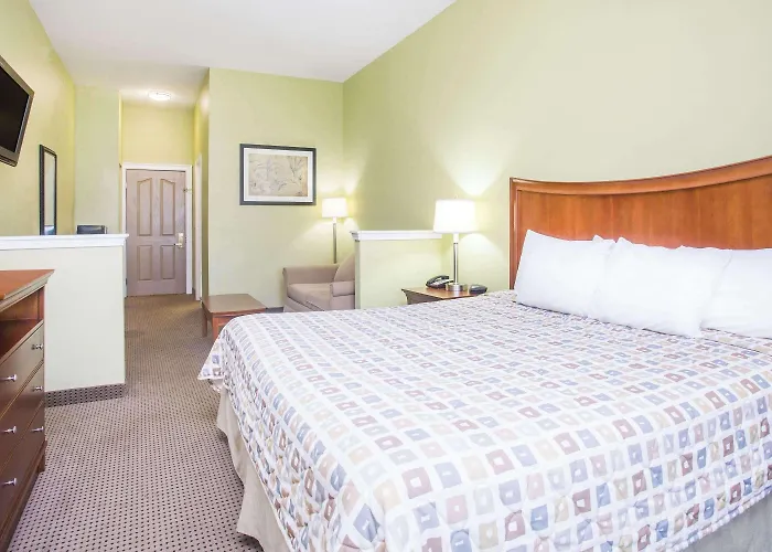 Days Inn & Suites By Wyndham Swainsboro