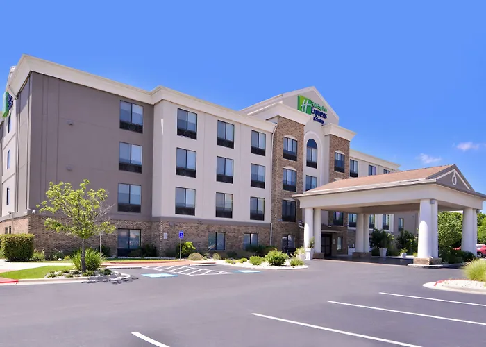 Holiday Inn Express & Suites Selma By Ihg