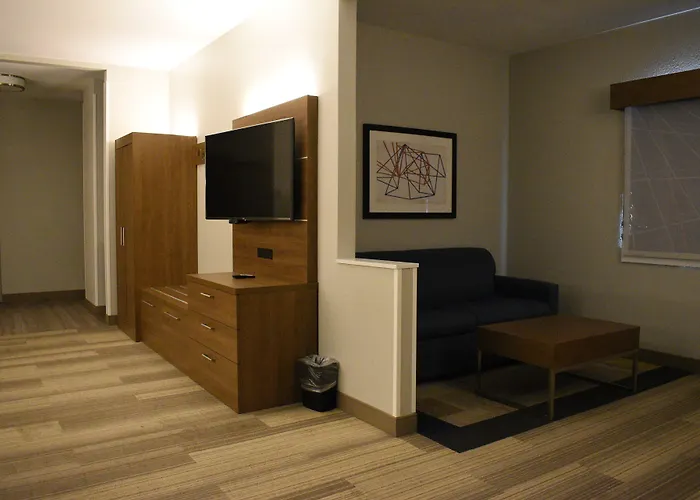 Holiday Inn Express & Suites Lincoln South By Ihg