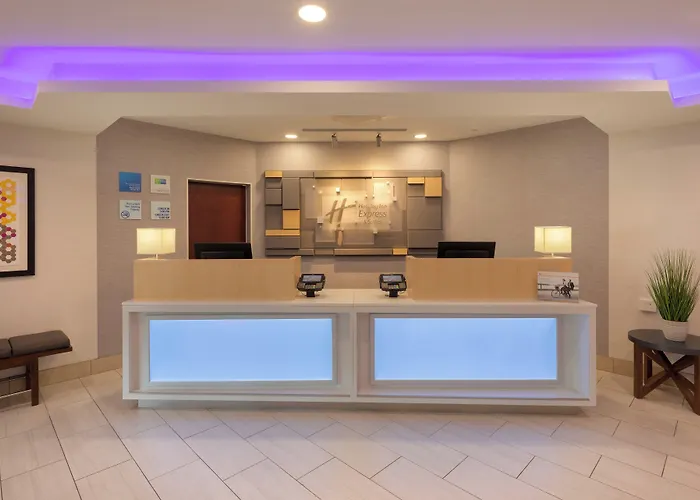 Holiday Inn Express & Suites Bradley Airport By Ihg
