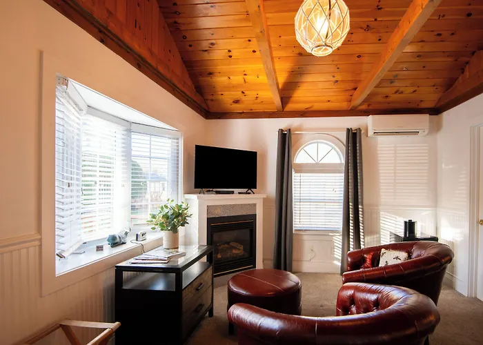 Sand Bar Cottage Inn