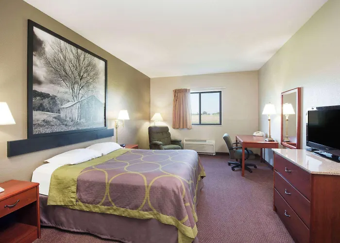 Super 8 By Wyndham Iola Ks
