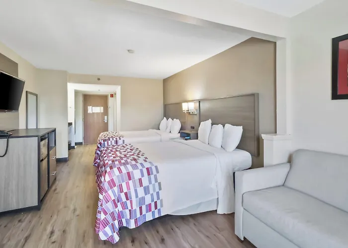 Red Roof Inn & Suites Fayetteville-Fort Bragg