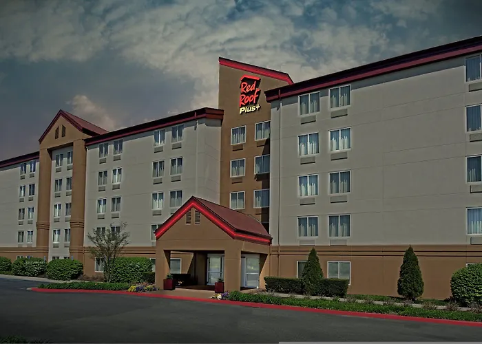 Red Roof Inn Plus Long Island - Garden City