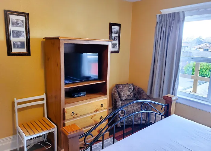 James Bay Inn Hotel, Suites & Cottage