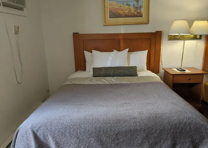 Howard Johnson By Wyndham Downtown Kamloops