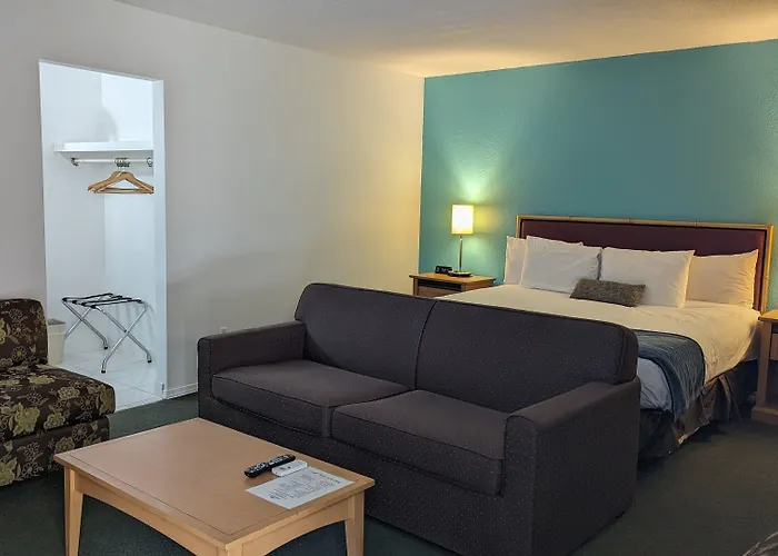 Howard Johnson By Wyndham Downtown Kamloops