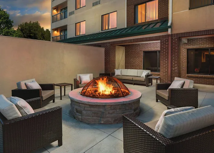 Courtyard By Marriott Chicago Bloomingdale