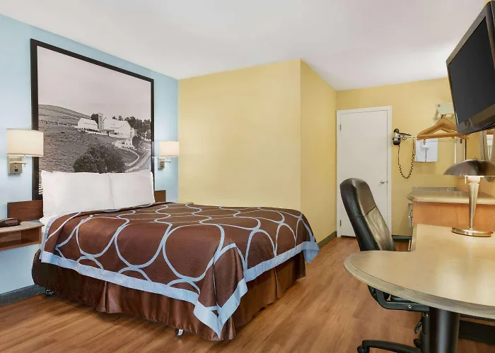 Super 8 By Wyndham Findlay