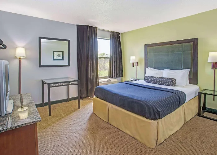 Days Inn By Wyndham Great Lakes Naval Base