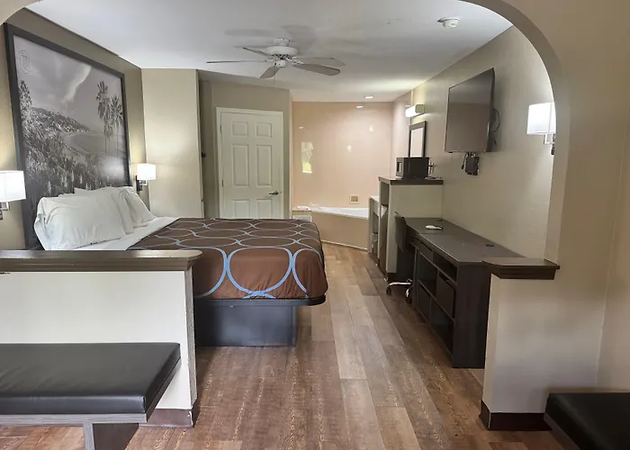 Super 8 By Wyndham Moss Point