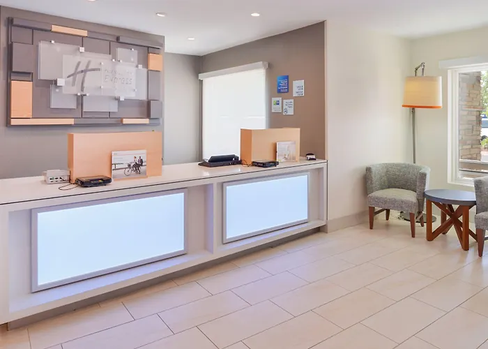 Holiday Inn Express & Suites - Omaha - 120Th And Maple By Ihg