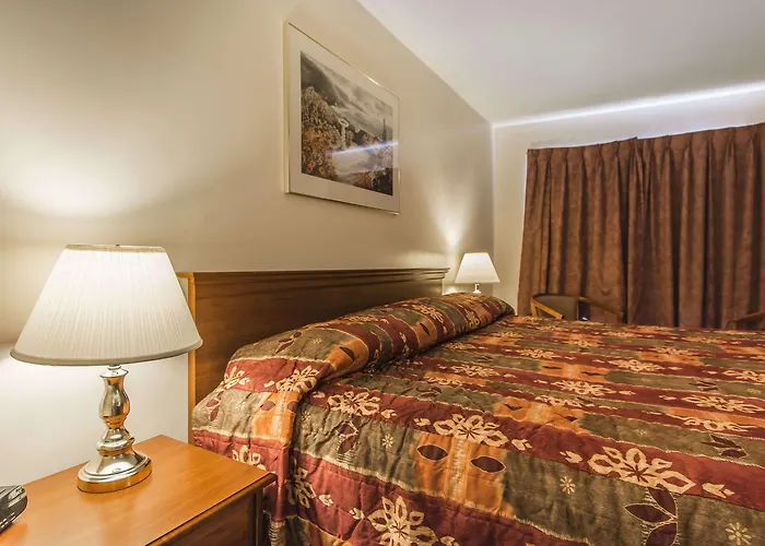 Econo Lodge Inn & Suites