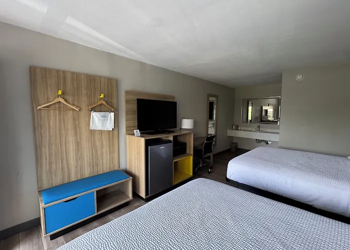 Econo Lodge University