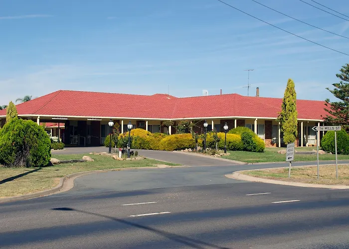 Pines Country Club Motor Inn