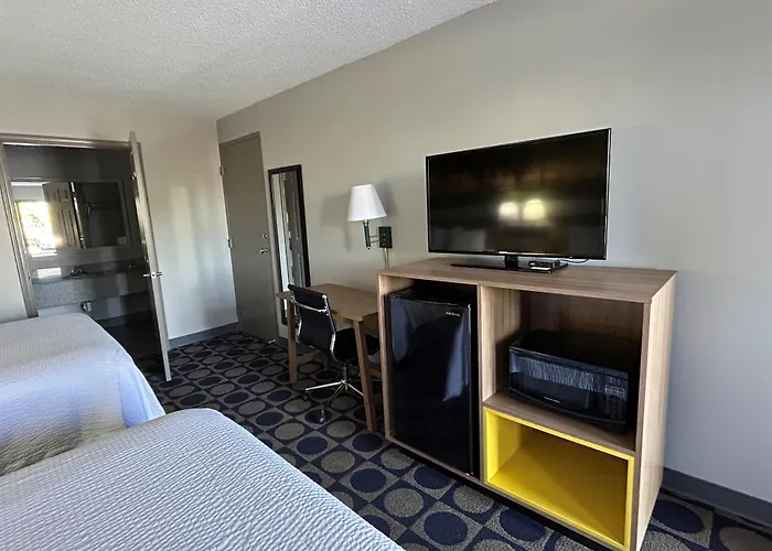Days Inn By Wyndham Byron