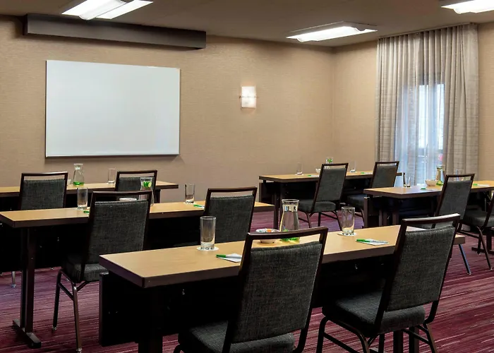 Courtyard By Marriott Chicago Naperville