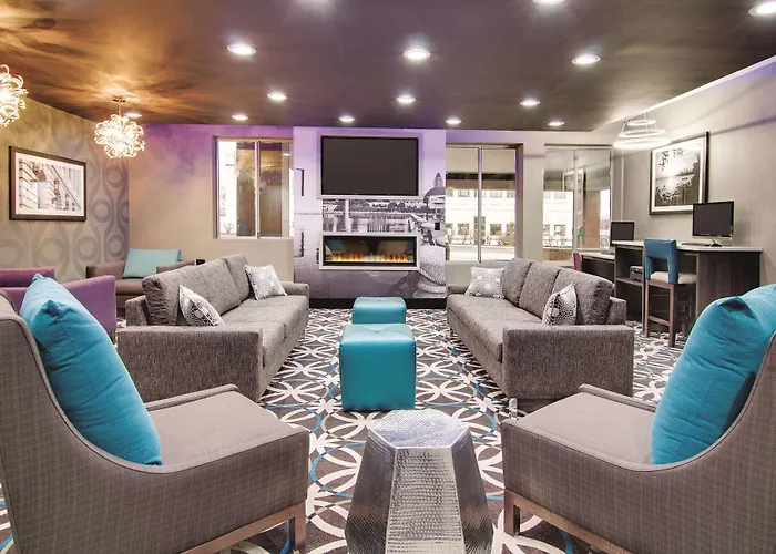 La Quinta Inn & Suites By Wyndham Cleveland Airport West