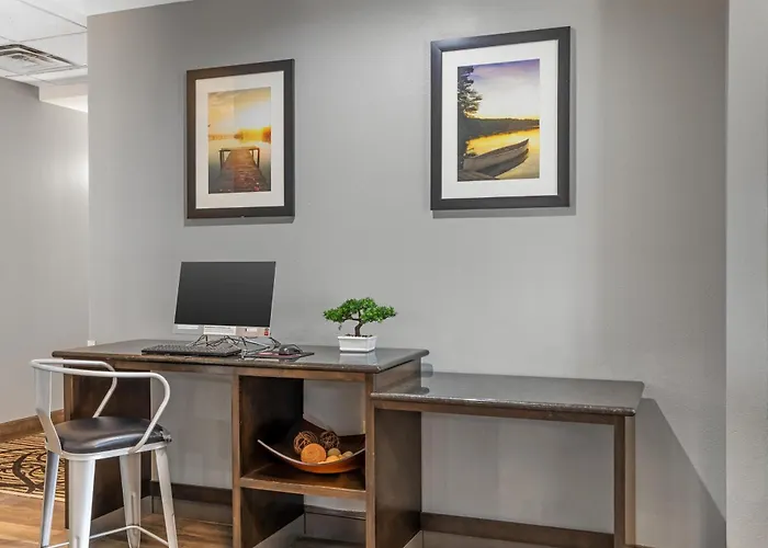 Best Western Plus Lake Dallas Inn & Suites