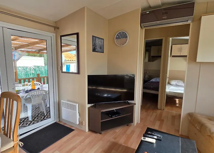 Grand Mobil Home Climatisation 4 X Velos Fournis