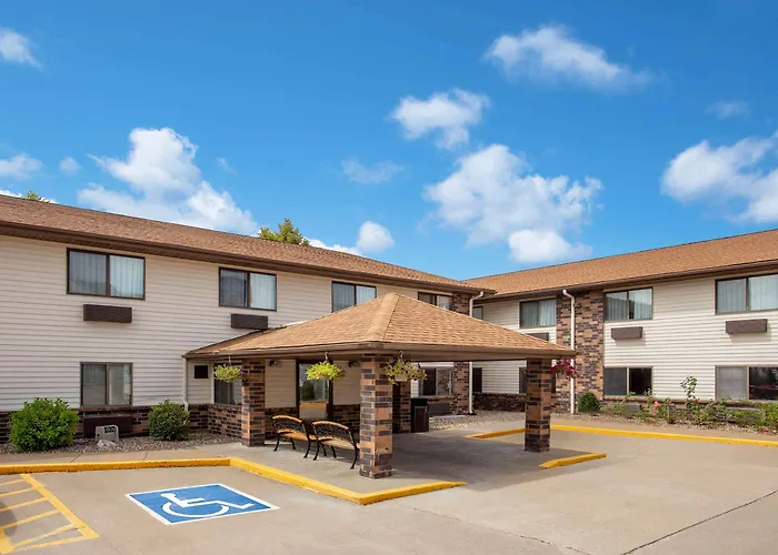 Days Inn & Suites By Wyndham Davenport East
