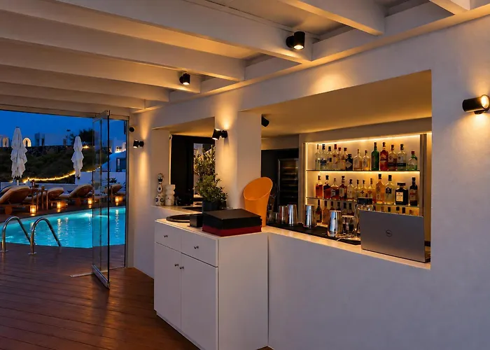 Sun Rocks Boutique Hotel - Caldera View Suites & Sunset Dining Experience